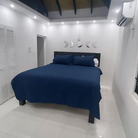 Queens Palace -Montego Bay Airport Suite エクステリア 写真